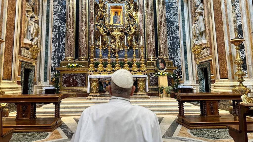 El Papa reza ante María Salus populi romani por su viaje a la JMJ