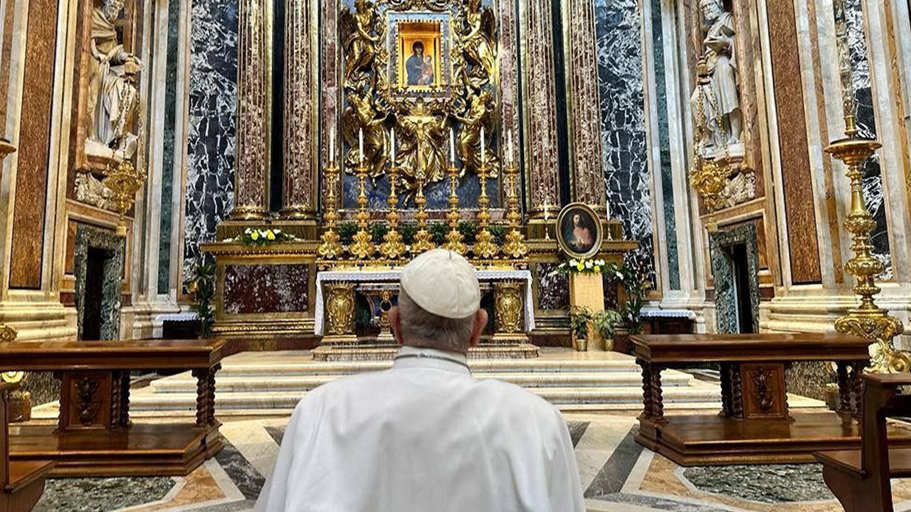 You are currently viewing El Papa reza ante María “Salus populi romani” por su viaje a la JMJ