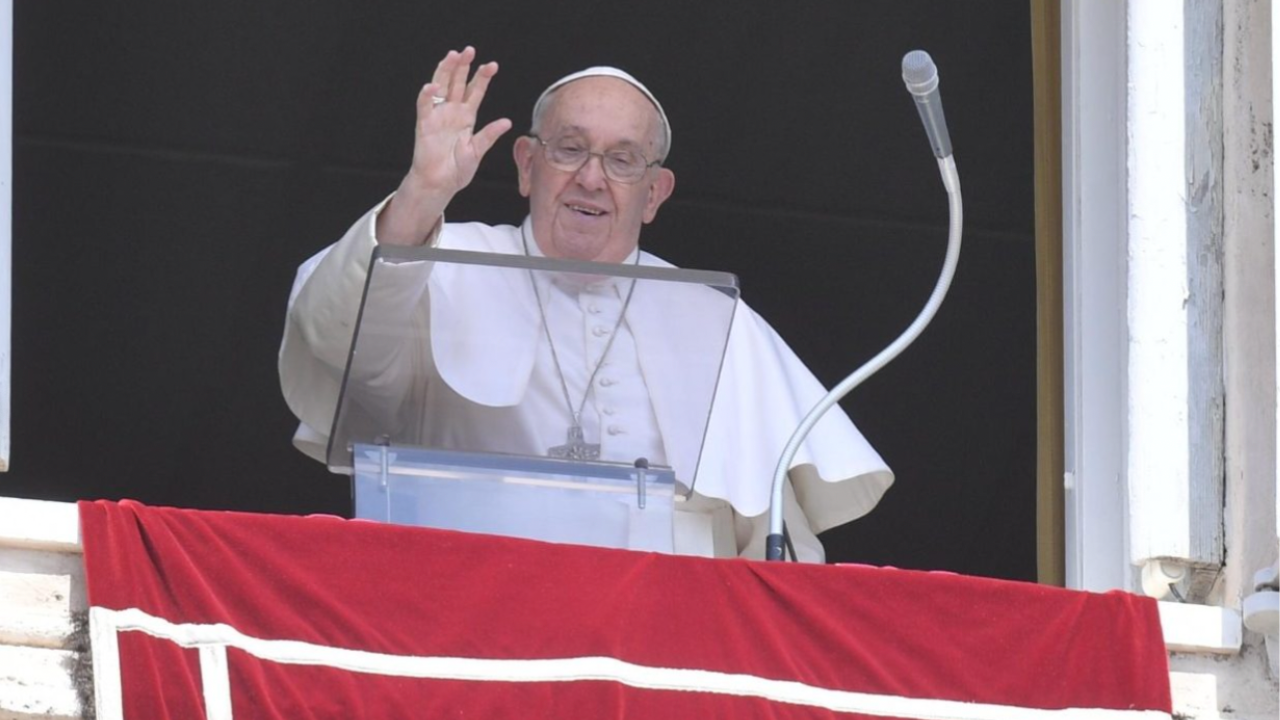 En el Ángelus de la fiesta de la Asunción de María, el Papa Francisco confía a la Virgen las «angustias y dolores» de la población que sufre y, una vez más, lanza un llamamiento por «la gravísima situación humanitaria» en la Gaza, pidiendo la liberación de los rehenes y ayuda para la población exhausta.