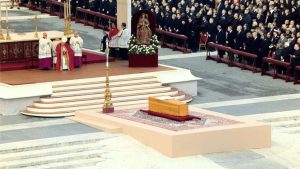 Read more about the article ¿Qué pasa cuando un Papa fallece?