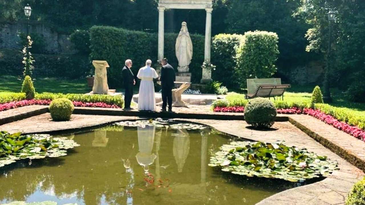 You are currently viewing El Papa León XIV visita el Borgo Laudato si’ en Castel Gandolfo
