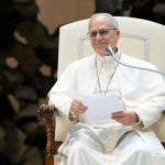 En el encuentro con los representantes de los medios de comunicación el Papa León XIV recordó a los periodistas encarcelados y pidió su liberación. A los presentes también les exhortó a una “comunicación desarmada y desarmante”.
