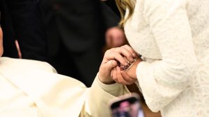 Read more about the article El Papa a las parejas jóvenes en un texto inédito: crean en la “alegría del amor”