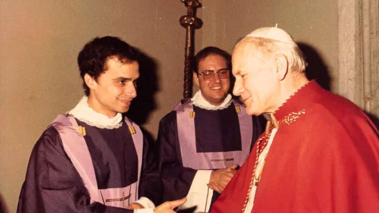 You are currently viewing El padre Roberto se ordenaba sacerdote hace 43 años, a dos pasos del Vaticano