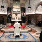 El Papa reza ante la tumba de San Francisco: el mundo busca señales de esperanza