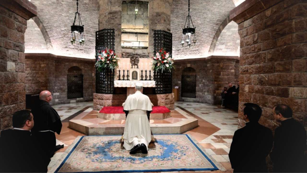 You are currently viewing El Papa reza ante la tumba de San Francisco: el mundo busca señales de esperanza