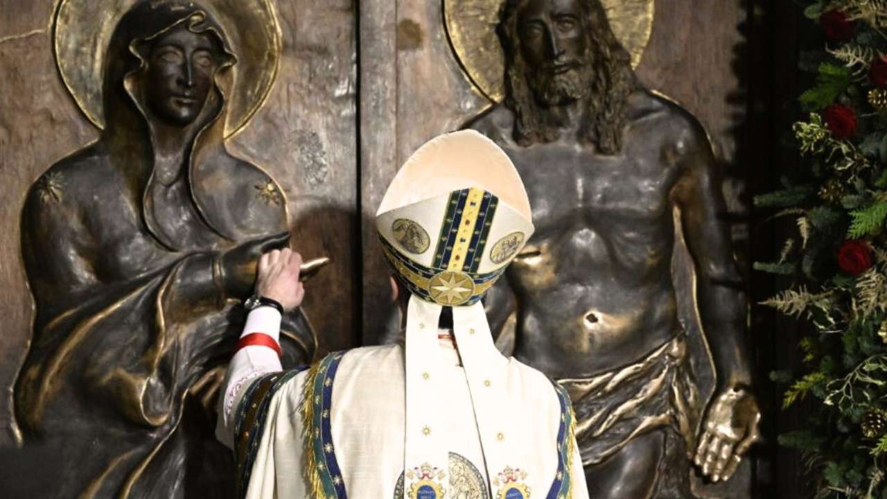 You are currently viewing Cardenal Makrickas cierra la Puerta Santa de la Basílica de Santa María la Mayor