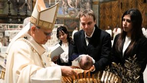 Read more about the article El Papa bautiza a bebés: “de sus padres reciben la vida y hoy reciben el sentido para vivirla”
