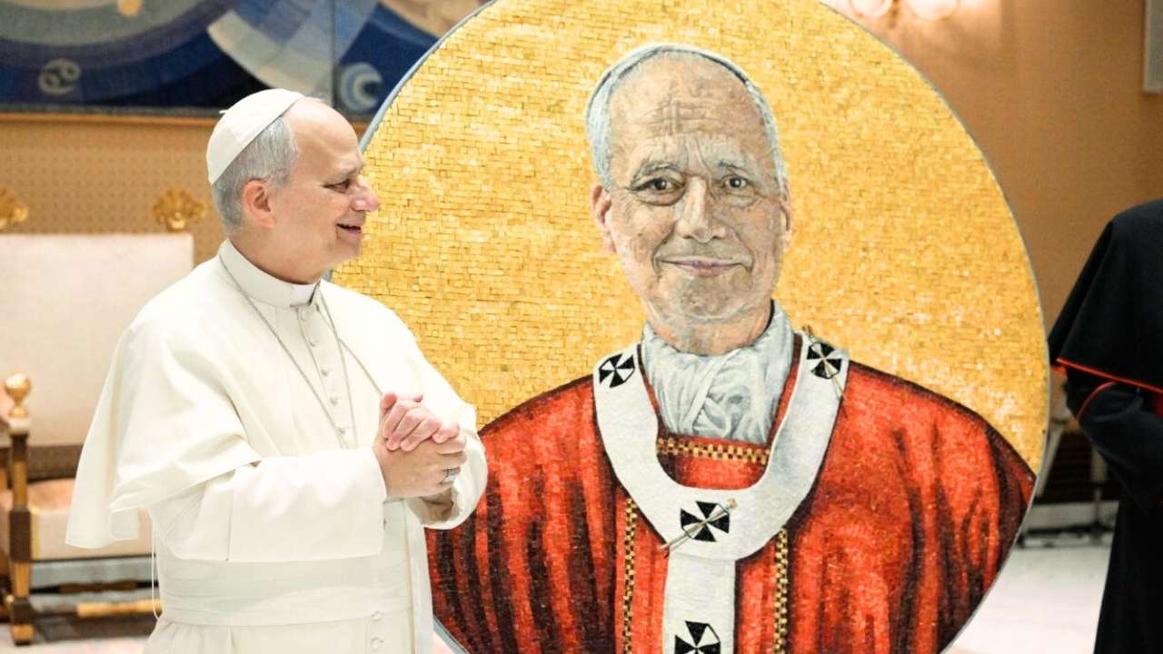 You are currently viewing Presentan al Papa su retrato en mosaico para la Basílica de San Pablo