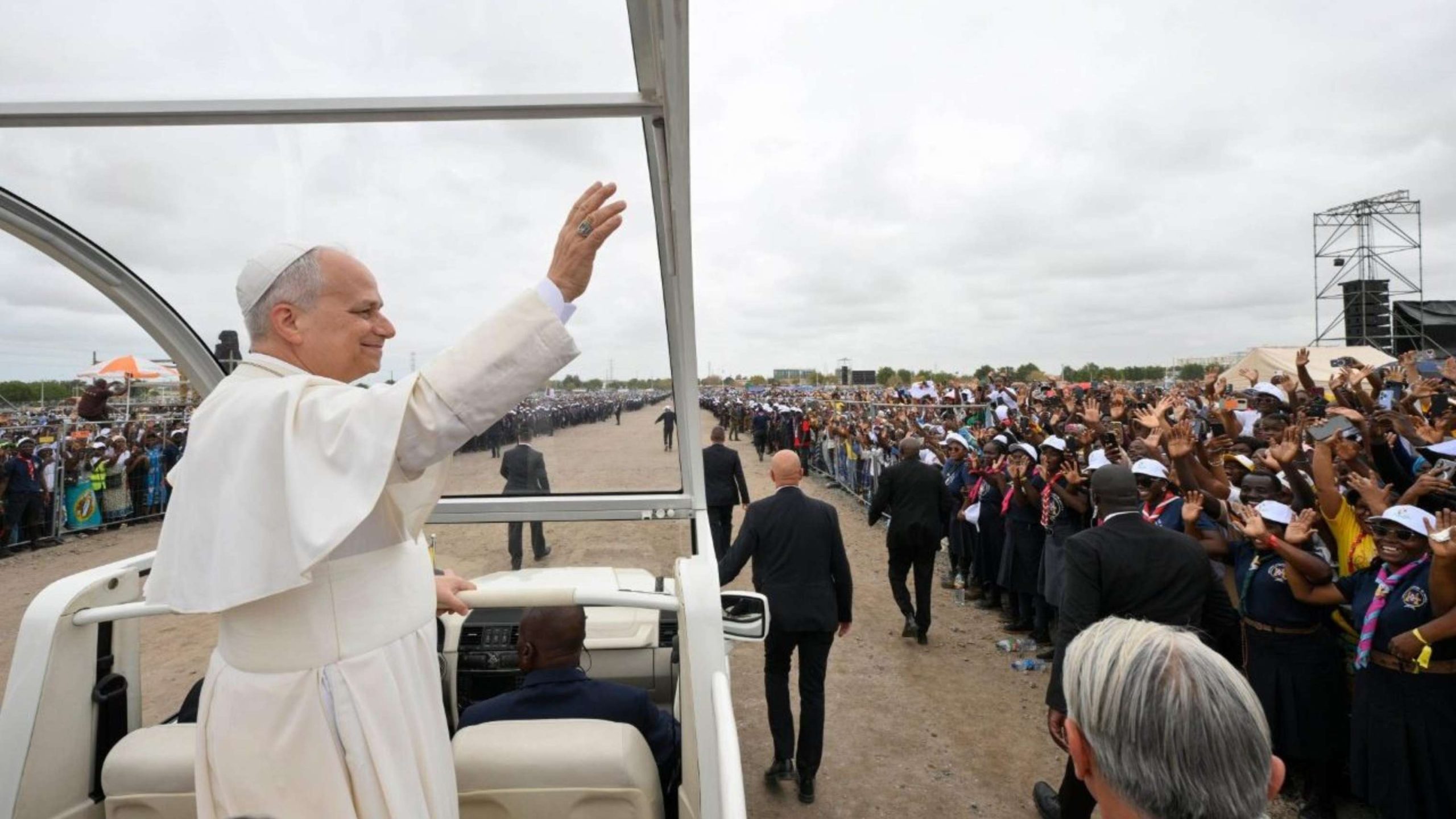 You are currently viewing El Papa León XIV en Luanda: sanar las heridas del pasado para construir un futuro de esperanza