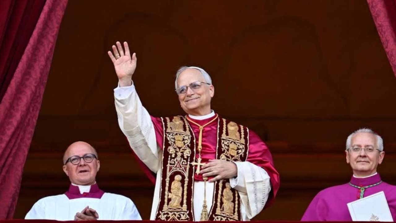 You are currently viewing Un año de León XIV: viajes, llamados a la paz y la misión de pastor por el mundo
